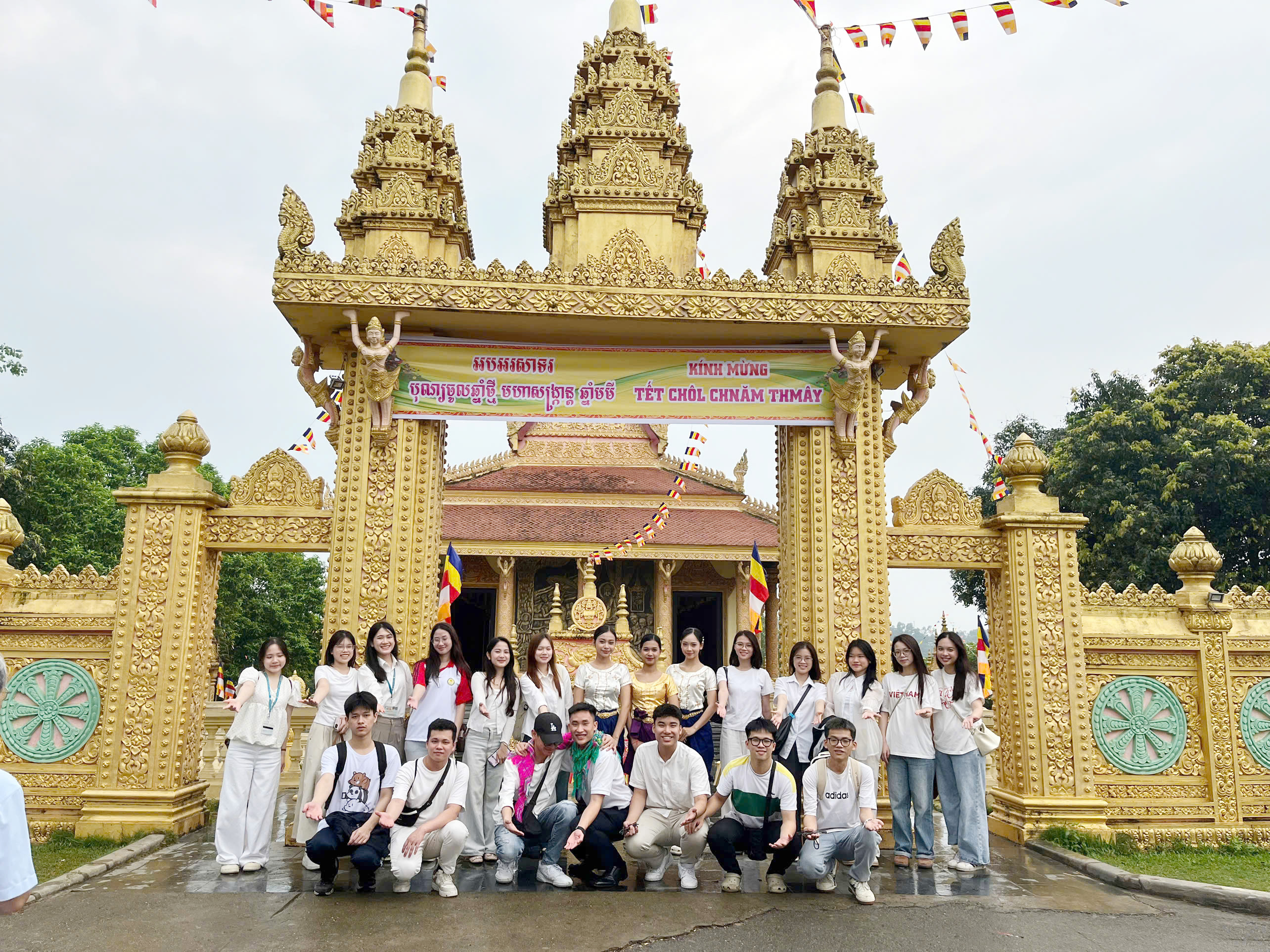 Các thành viên CLB Văn hóa Dân tộc Học viện Tài Chính tham quan, trải nghiệm thực tế tại Làng Văn hóa – Du lịch các dân tộc Việt Nam
