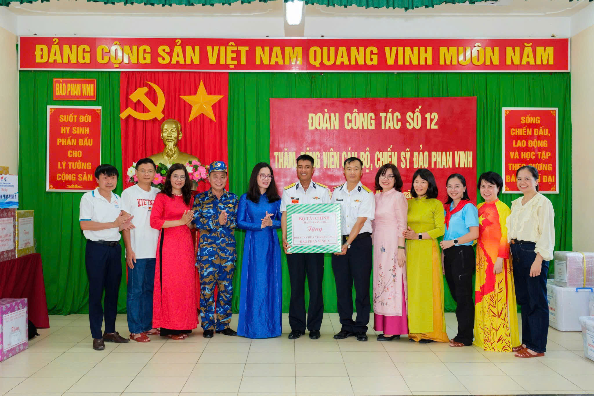 Đại diện Học viện Tài chính tham gia Đoàn công tác số 12 thăm Trường Sa và Nhà giàn DK1 năm 2026