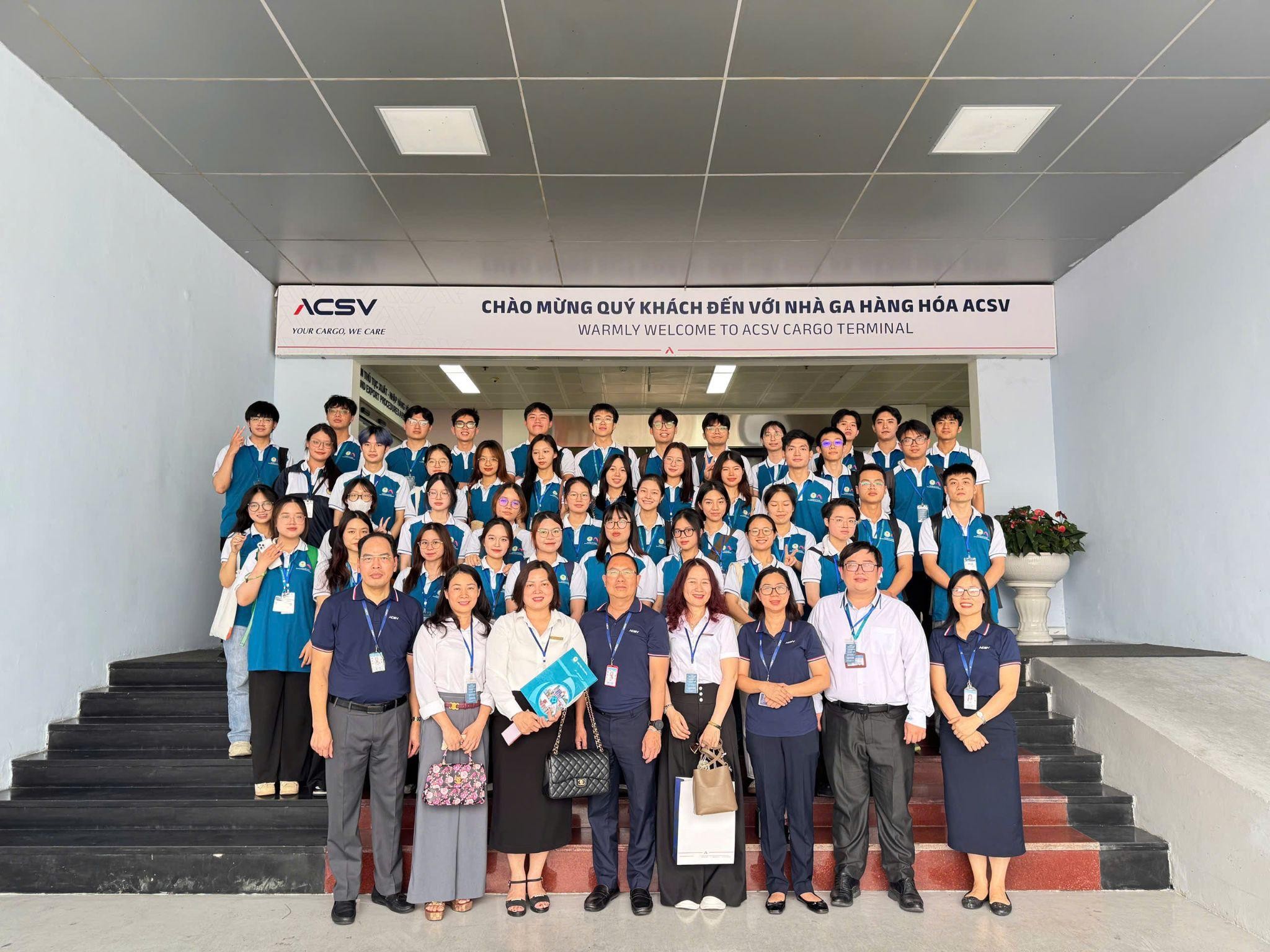 Sinh viên Chương trình Chất lượng cao chuyên ngành Hải quan và Logistics CQ60.06 CLC trải nghiệm tham quan, học tập thực tế tại Công ty cổ phần Dịch vụ hàng hóa hàng không Việt Nam (ACSV)